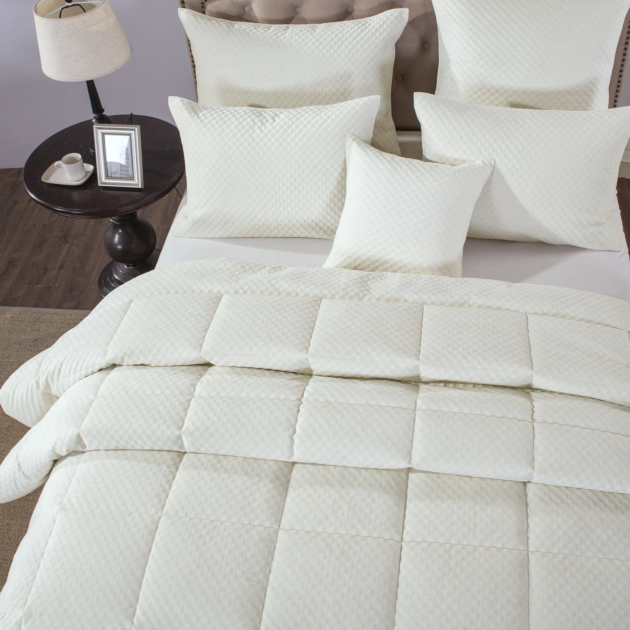 DaDa Bedding Soft Velvet Eggshell White Warm Plush 3D Pattern Comforter Set (JHW861)